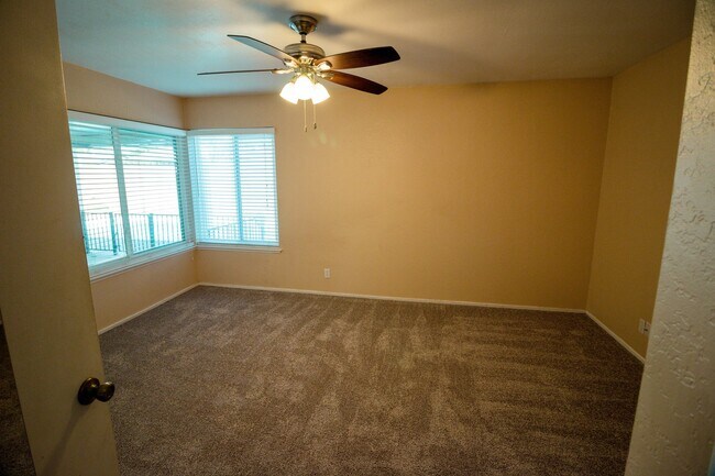 Building Photo - Spacious 4 Bed / 2 Bath Pool Home in Prime Corona Location!