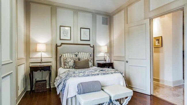 Building Photo - 2848 Woodside St