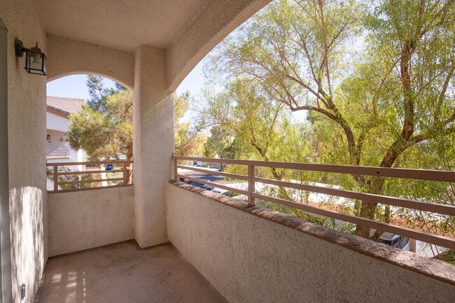 Building Photo - Adorable 2 Bedrooms Condo on the Second Floor