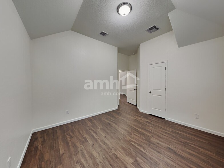 Building Photo - 232 Country Crossing Cir