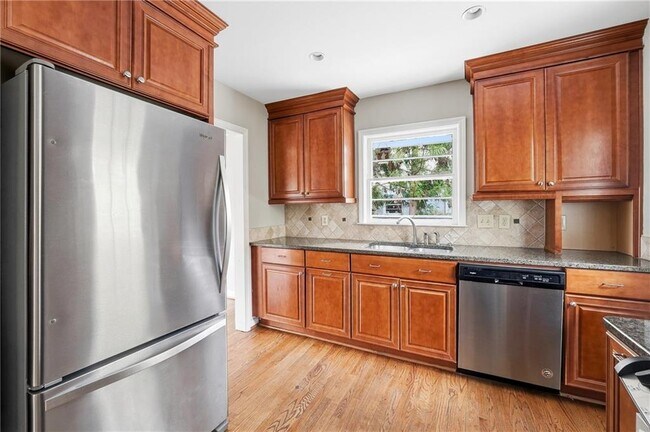 Building Photo - 1846 Fernwood Rd NW