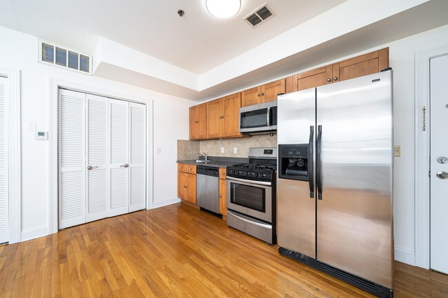 Building Photo - 528 47th St