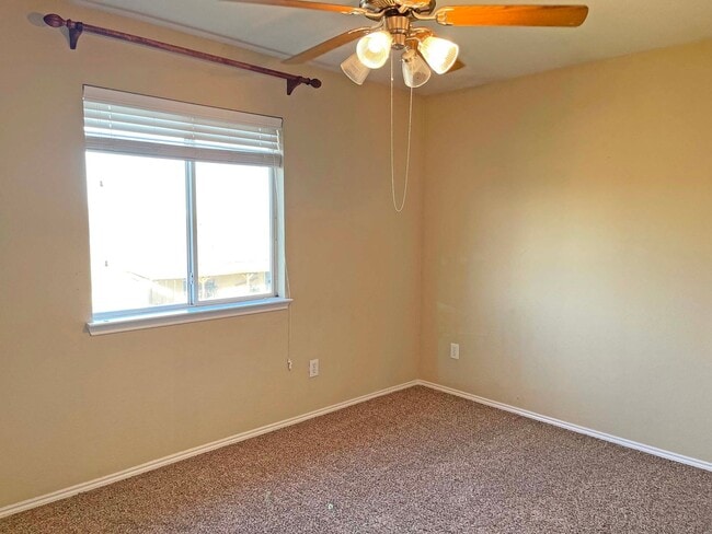 Building Photo - Great 4 Bdrm 2 Bath Home in Krum Tx