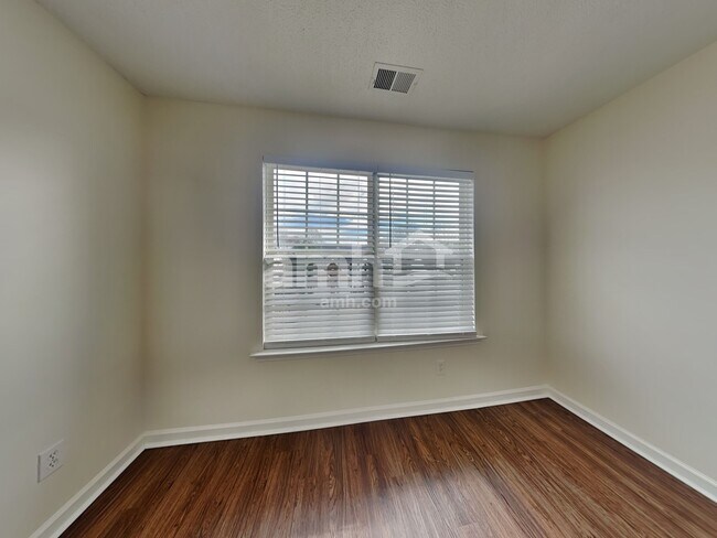 Building Photo - 121 Sandy Ln