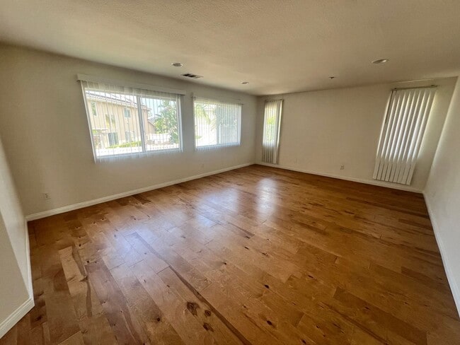 Building Photo - $4,500 - 4 Bed 2.5 Bath House located in G...