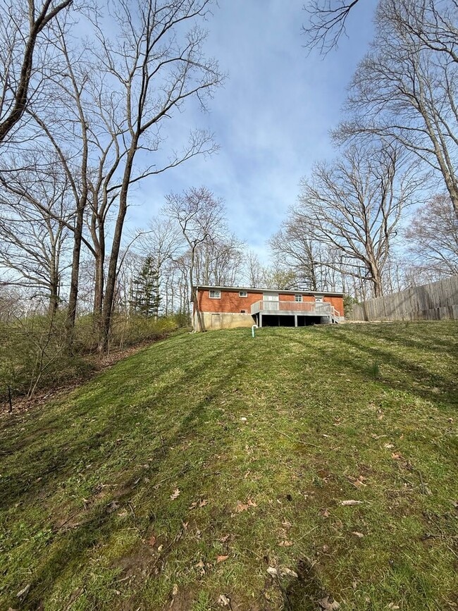 Building Photo - 3 Bedroom House Available Now!