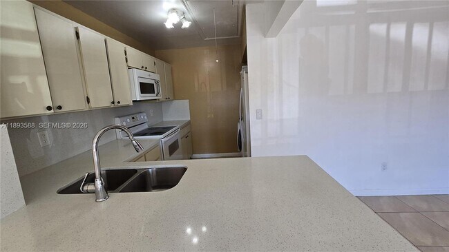 Building Photo - 2605 W 67th Pl