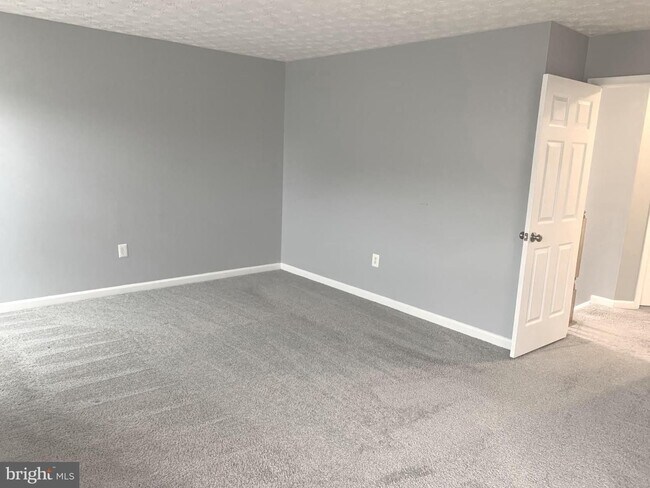 Building Photo - Beautiful 3bd 2/2bth duplex with attached ...