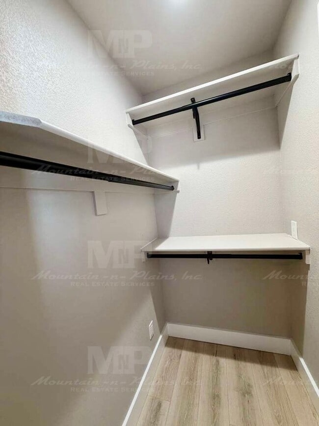 Building Photo - 724 Ponderosa Dr