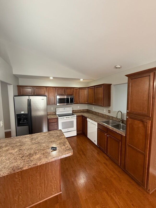 Building Photo - Charming 3-bedroom, 2-bathroom home located in the vibrant city of Lexington