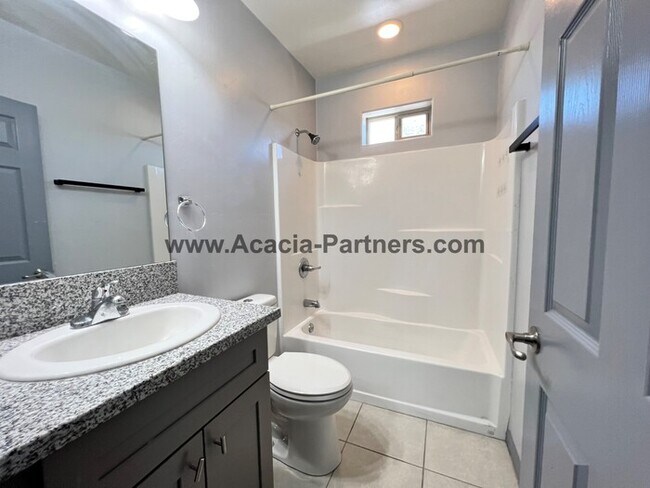 Building Photo - Newer Two Bedroom Town Homes