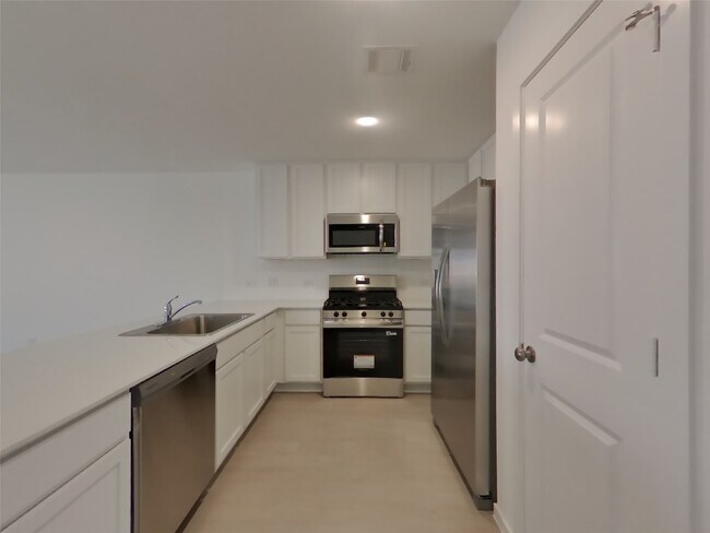 Building Photo - 3017 Fantasy Ter Dr