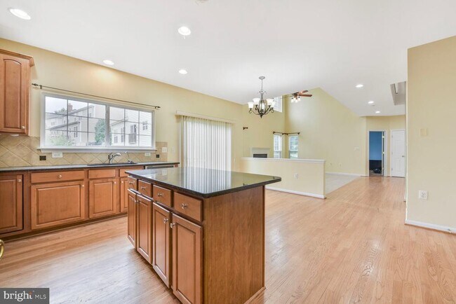 Building Photo - 730 Emerald Hill Dr NE