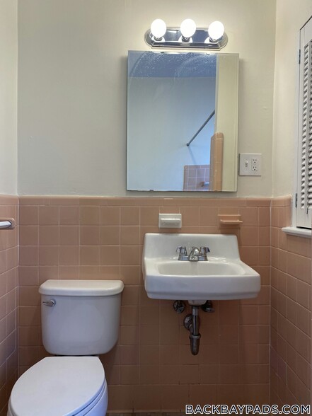 Building Photo - 504 Beacon St