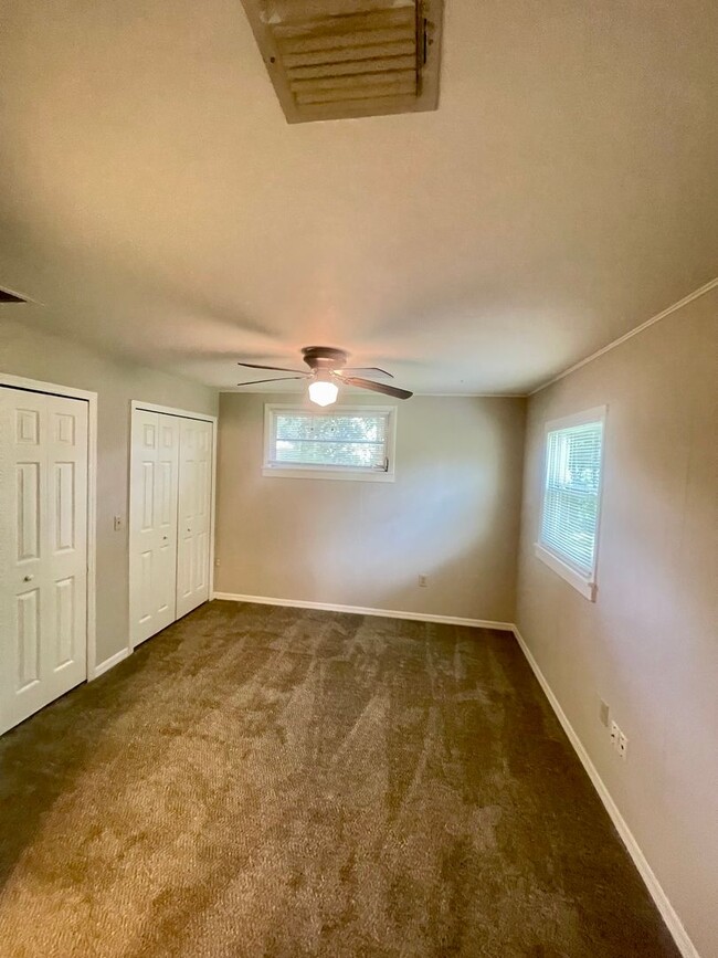 Building Photo - 3 Bed 2 Bath Home w/ Hardwood Floors and L...