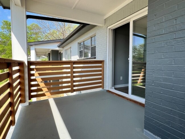 Building Photo - Gorgeous 2 Bedroom Condo with a Move-in Sp...