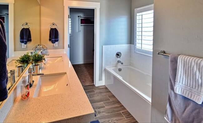 Building Photo - 4 bedroom/2.5 bathroom Townhome in Eagle Mountain