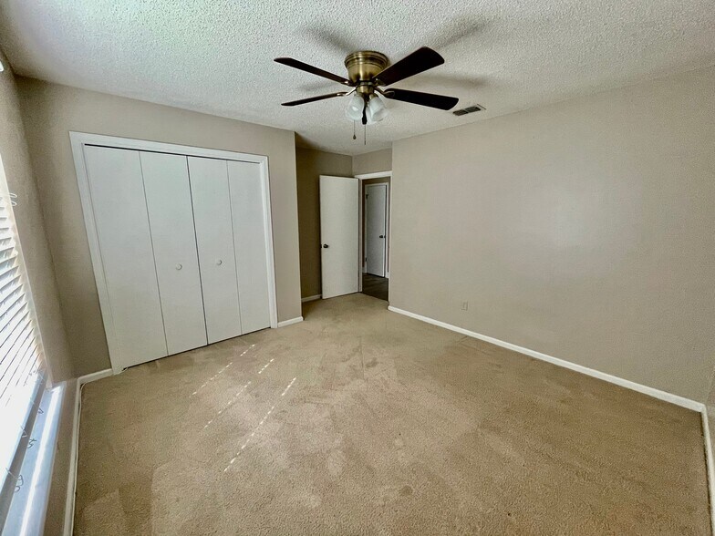 Building Photo - 10439 Inverness Dr