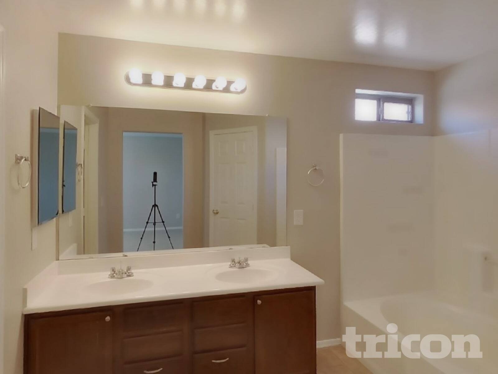 Building Photo - 377 E Maddison St