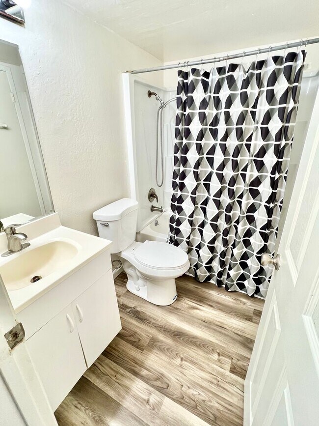 Building Photo - Charming and Cozy Two Bedroom apartment in North Vallejo with Great Views