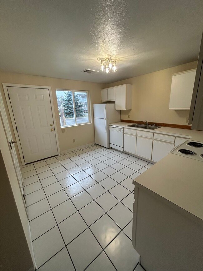 Building Photo - Two Bedroom One Bathroom Duplex For Rent in Bellingham