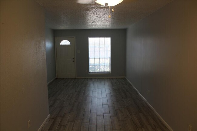 Building Photo - 1016 W Tri Oaks Ln