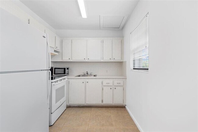 Building Photo - 410 Fanshaw J
