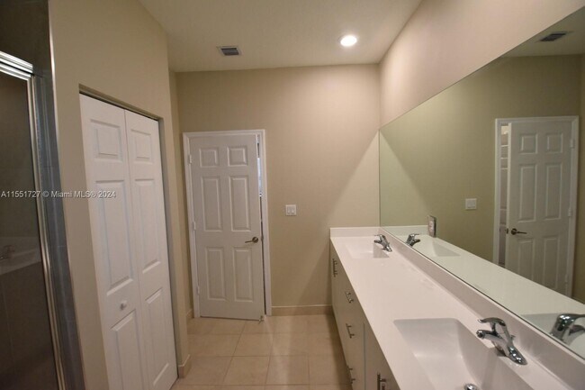 Building Photo - 1643 SW 28th St