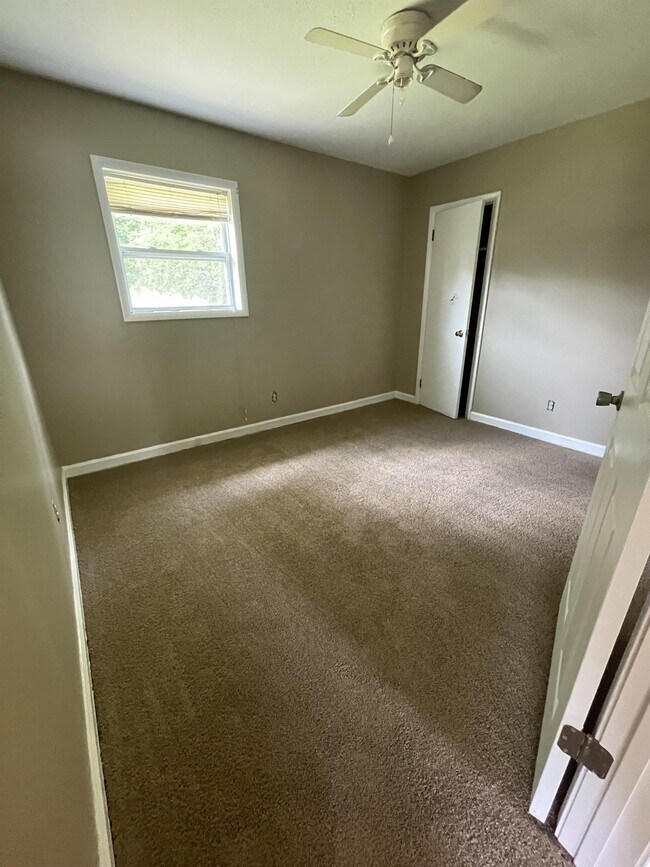 Building Photo - 3035 Wedgewood Dr