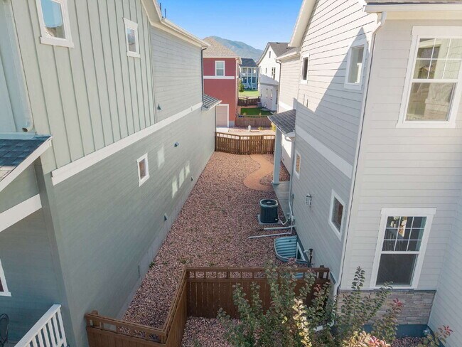 Building Photo - Modern 4 Bedroom, 2 Bathroom Westside Home with Balcony Views of Garden of the Gods!