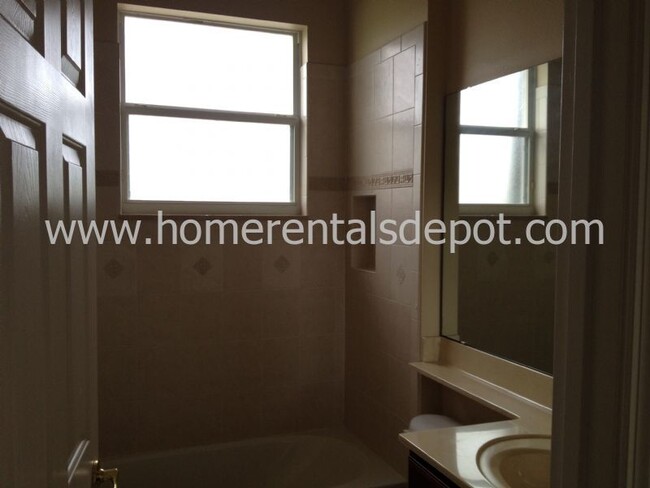 Building Photo - Gorgeous 4/3 pool home in the sought-after...