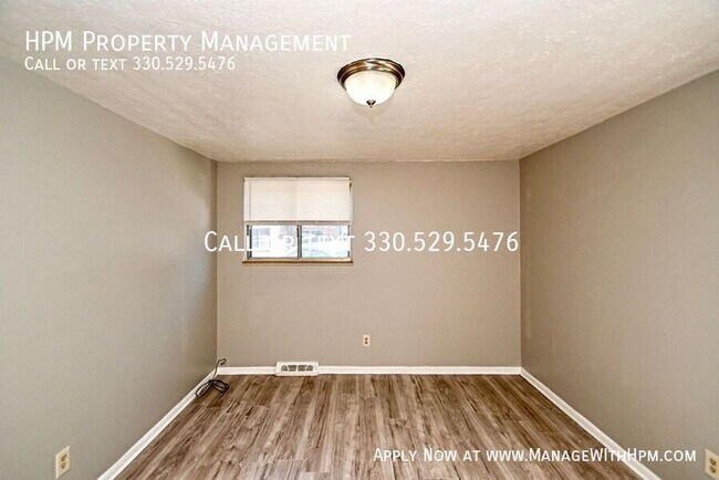 Building Photo - 842 S Green Rd