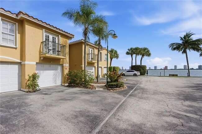 Building Photo - 1155 Lake Shore Dr