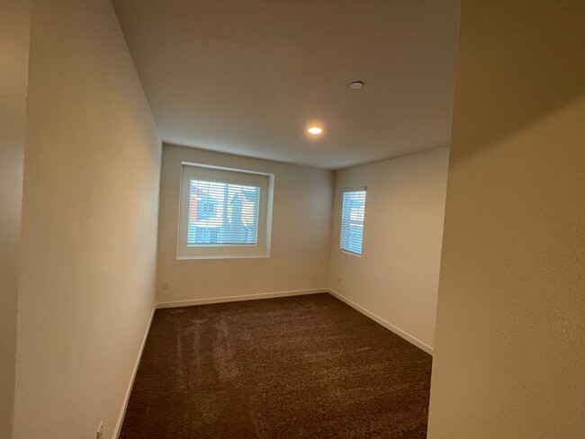 Building Photo - 4 Bedrooms in West Rosevill Available Febr...