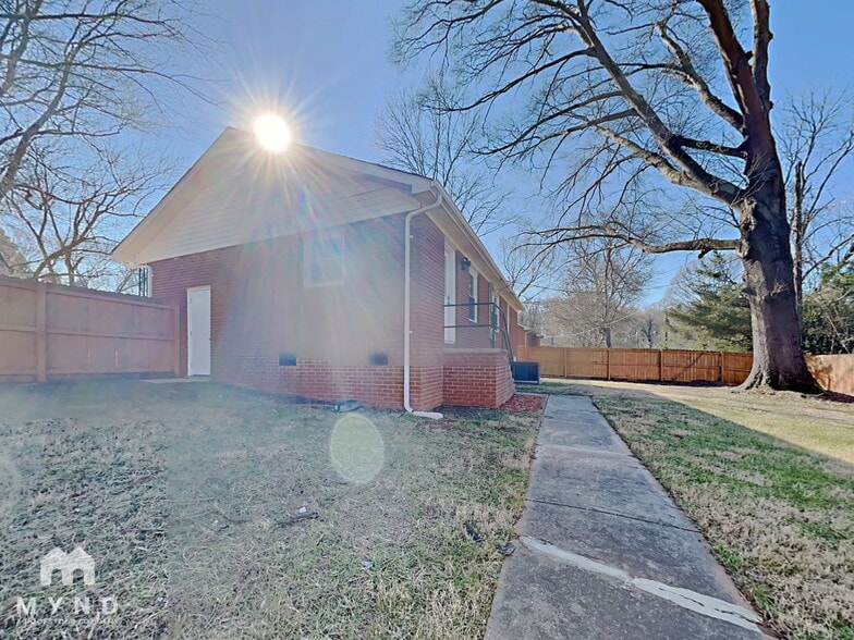 Building Photo - 4010 Crestridge Dr