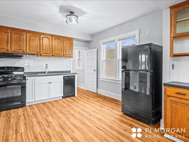 Building Photo - 3 bedroom 2 bath house in midtown! RENTAL ...