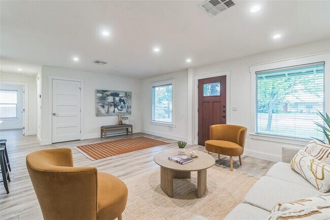 Building Photo - 1502 Villanova Dr