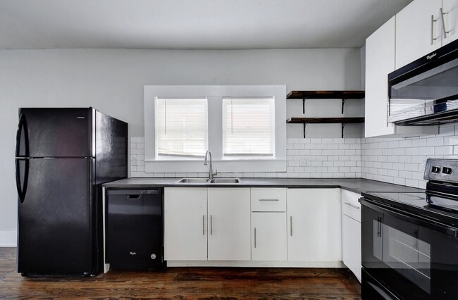 Building Photo - 1314 N Sabinas St