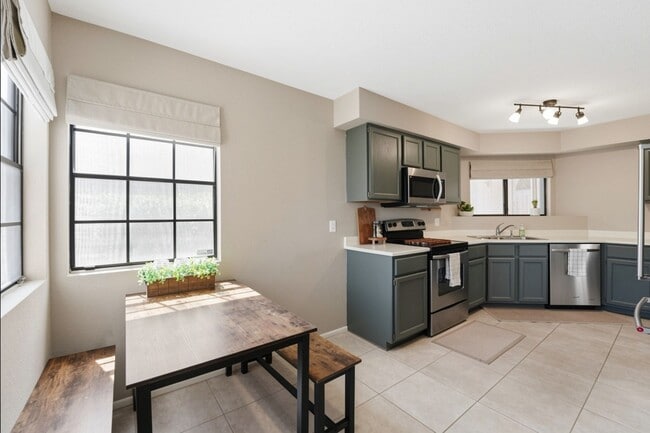 Building Photo - Move-in-ready home available furnished or unfurnished to suit your lifestyle!!