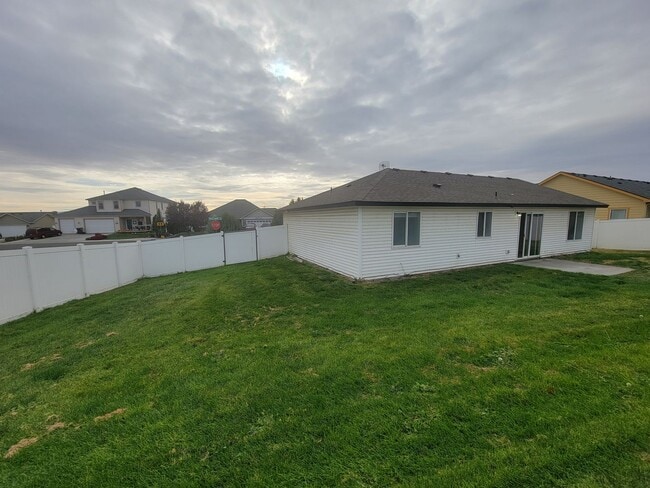 Building Photo - Comfortable 4-Bedroom Home with Fenced Bac...