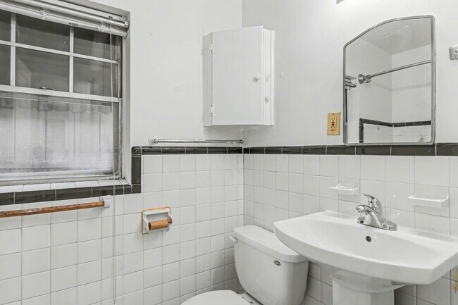 Building Photo - 10 Swan St