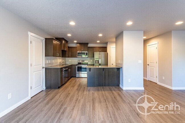 Building Photo - 7415 NE 136th Ave