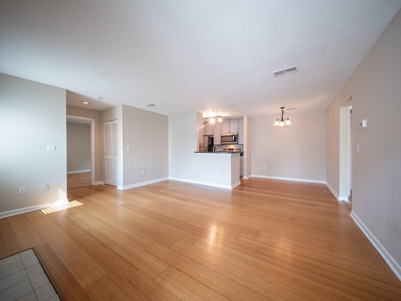 Building Photo - 265 Alexandra Dr