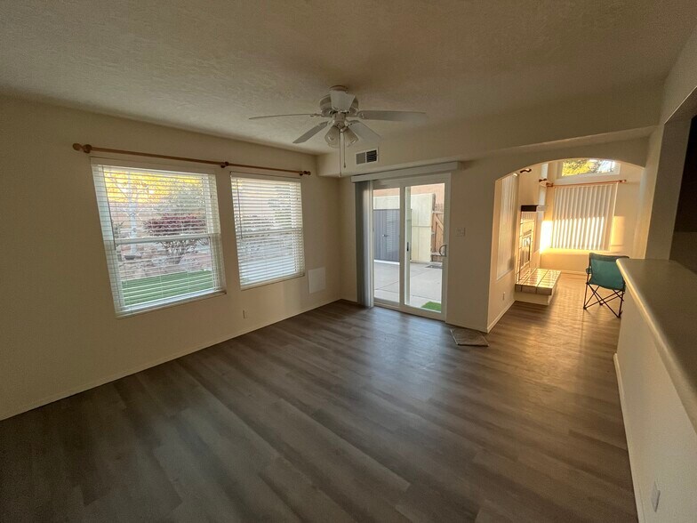 Building Photo - 5204 Edwards Dr NE