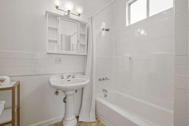 Building Photo - Gorgeous 4BR/2.5BA Nob Hill Home with Shar...