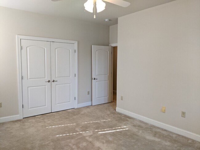 Building Photo - 3 Bedroom End Unit with Garage!