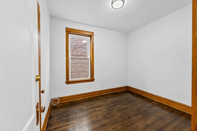 Building Photo - 915 W Newport Ave