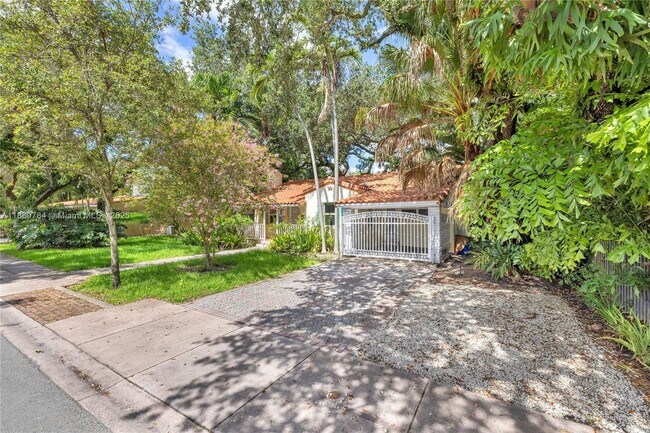 Building Photo - 1100 El Rado St
