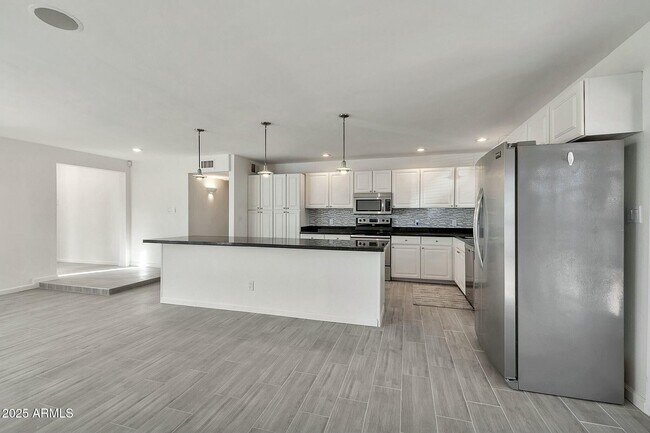 Building Photo - 3922 E Dahlia Dr