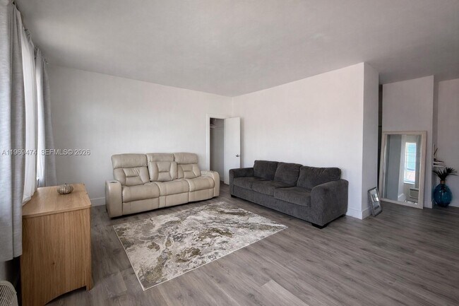 Building Photo - 7421 Carlyle Ave